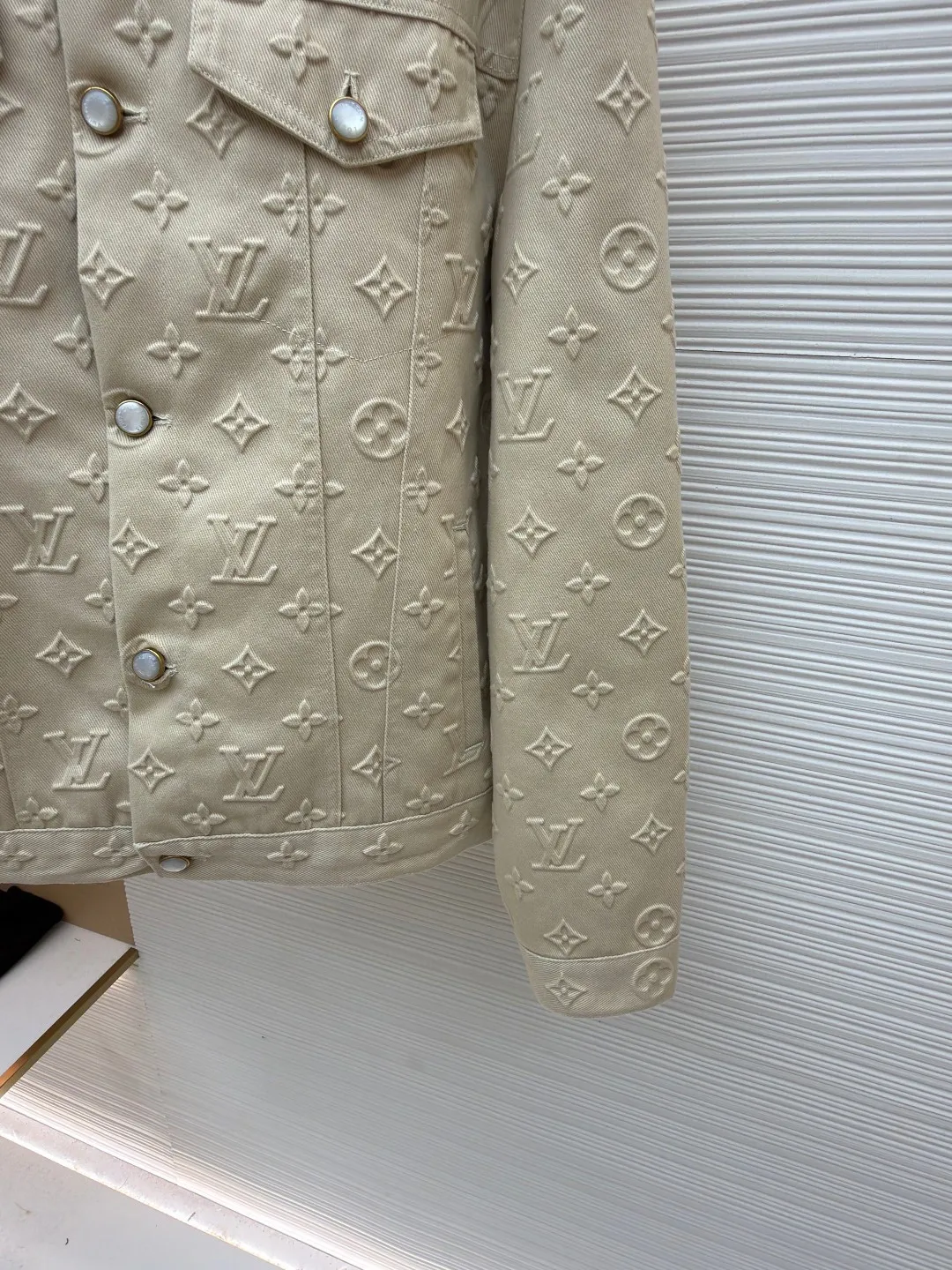 LOUIS VUITTON fully embossed denim jacket ●Original version: Purchased and developed at 28699 ●Item number: 1680986-C65 ●Fabric: Denim denim fabric ●Technology: embossed embossing ●Version: fitted version ●Weight: about 1270 grams ●Size: S-M-L-XL ●Description: Made of customized denim fabric, monogram three-dimensional embossing all over, classic brand logo pattern on the front and back, brown brand embossed leather tag on the back waist, white engraved beaded buttons, and white beaded nails on the pockets. It can be matched with tops of the same season to create a fashionable look. Customized accessories, complete with three labels, same style for men and women!